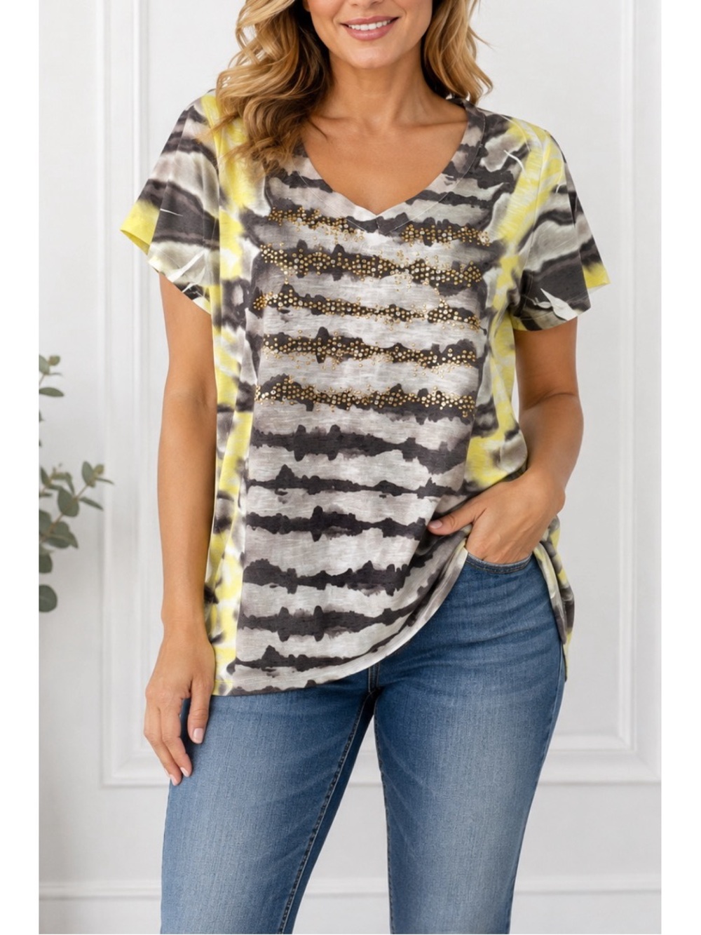 Daytrip V-neck T-shirt featuring a unique abstract stripe pattern size Large